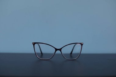 Culos de grau sobre mesa preta no fundo azul