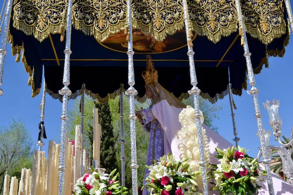 Фігура Діви Марії в процесії — стокове фото