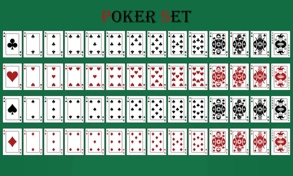 Yeşil arkaplanda izole edilmiş kartlarla poker seti