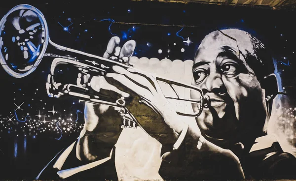 Asturias, İspanya - Mar 1th 2019 trompet Louis Armstrong grafiti — Stok fotoğraf