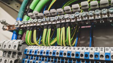 yüksek gerilim santralinde elektrik kablolama terminalleri