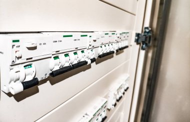 beyaz elektrik panelinde beyaz otomatik ve farklılıklar