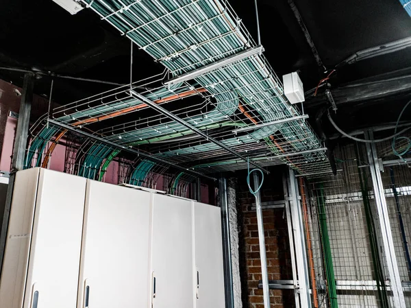 bina işlerinde elektrik panosuna kablo girişi
