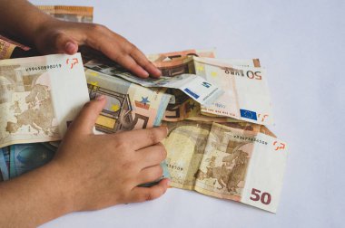 çocuk farklı değer euro banknotlar kazık toplama