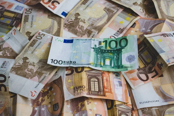 100 eurosedel över 50 eurosedlar — Stockfoto