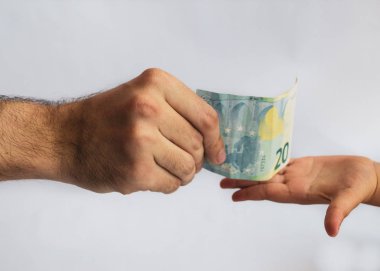 Bir çocuğa para teklif etti. Elinde para