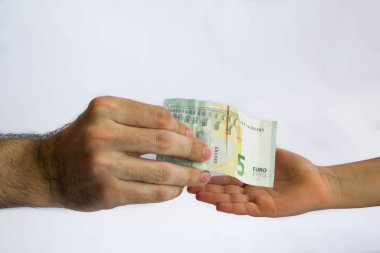 Bir çocuğa para teklif etti. Elinde para