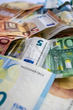 Avro banknotları yığını