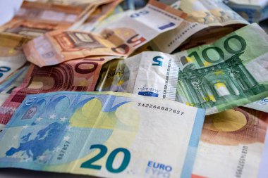 Avro banknotları yığını