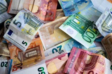Avro banknotları yığını