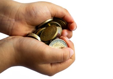 izole euro sikke tutan yakın bir çocuğun elleri