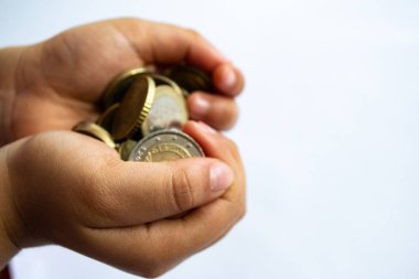 izole euro sikke tutan yakın bir çocuğun elleri