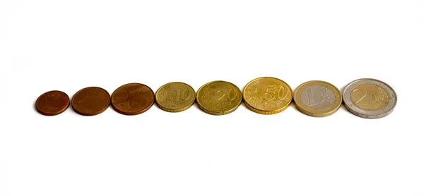 Fila de monedas en euros de diferentes valores — Foto de Stock
