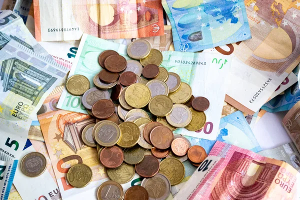 Pila de billetes y monedas en euros —  Fotos de Stock