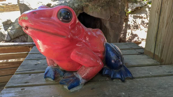 红色和蓝色青蛙的雕像 — 图库照片