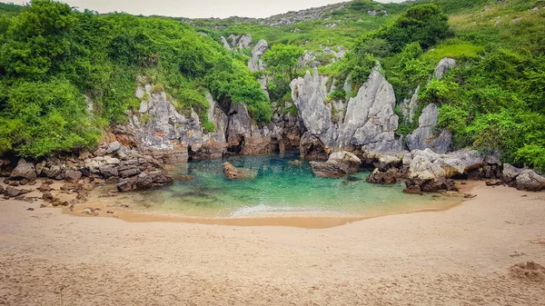 Gulpiyuri Plajı (Playa de Gulpiyuri) Asturias gizli bir plaj