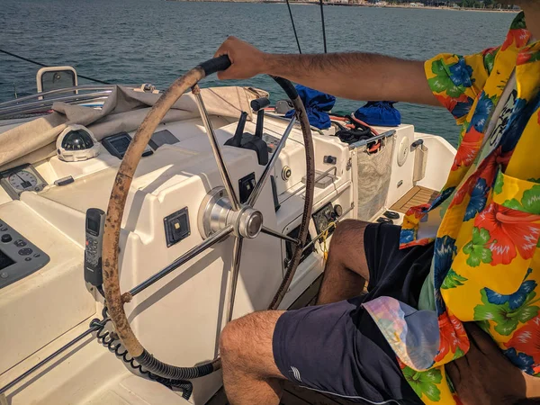 Чоловік пілотний човен з кольоровою футболкою — стокове фото