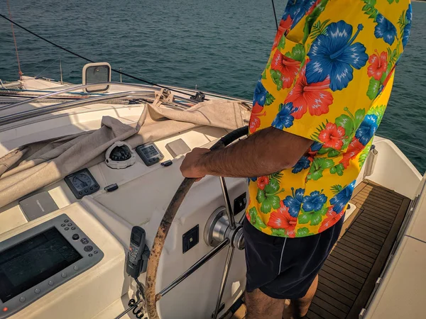 renkli t-shirt ile adam pilottekne