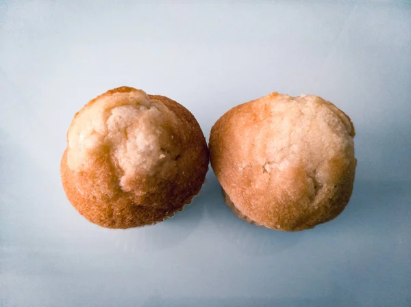 Zwei Frühstückscupcakes auf einem weißen Tisch — Stockfoto