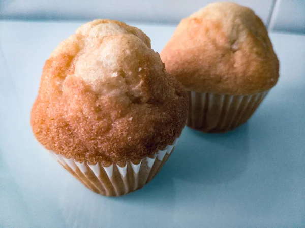Két reggeli Cupcakes fehér asztalon — Stock Fotó
