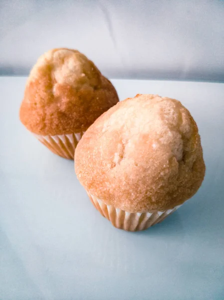Twee ontbijt cupcakes op een witte tafel — Stockfoto