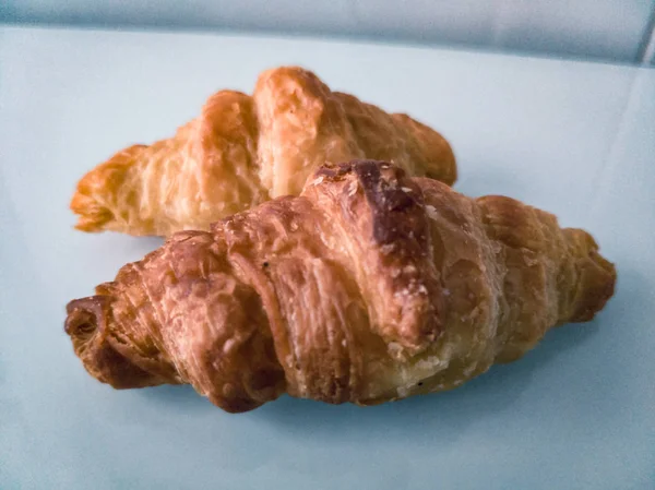 Két reggeli croissant egy fehér asztalon — Stock Fotó