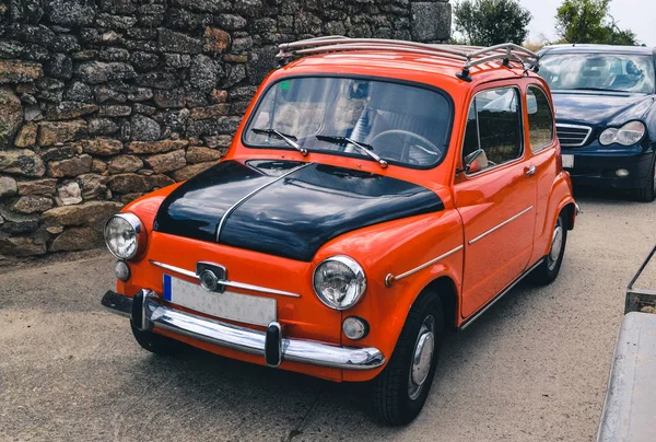 Sokakta park siyah ve turuncu Vintage araba