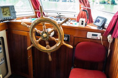 Zevk tekne kokpitte Dümen