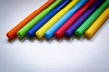 beyaz ahşap arka plan üzerinde okul işaretleri