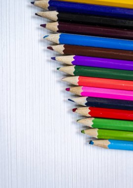 beyaz ahşap arka planda renkli tablolar