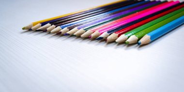 beyaz ahşap arka planda renkli tablolar