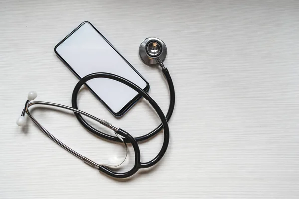 Die Attrappe Des Telefons Mit Dem Stethoskop Überprüft Den Gesundheitszustand — Stockfoto