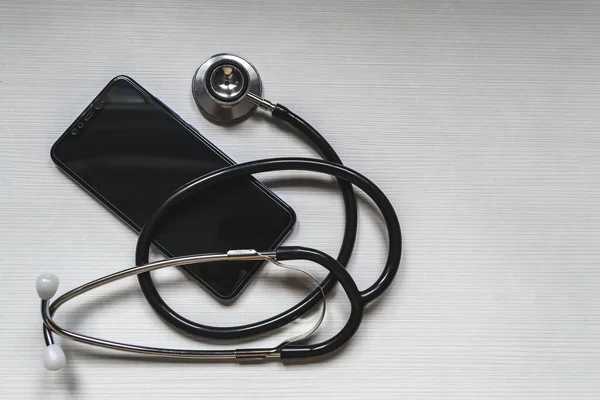 Die Attrappe Des Telefons Mit Dem Stethoskop Überprüft Den Gesundheitszustand — Stockfoto