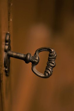 Eski anahtar. Kapı sonsuzluk. Gizli