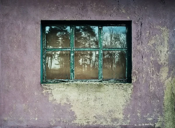 Окно Старом Фиолетовом Здании — стоковое фото