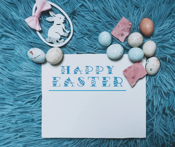 复活节卡片与您的文本的拷贝空间 卡片上写着 复活节快乐 鸡蛋和兔子 蓝色背景 — 图库照片