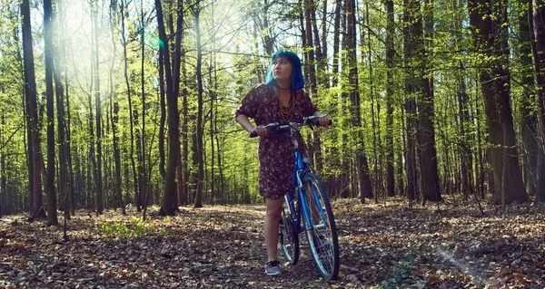 Dziewczyna Sukni Jeździ Rowerem Przez Las — Zdjęcie stockowe