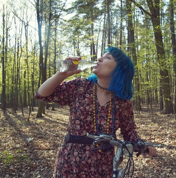 Ormanda Bisikletli Kız Şişeden Içiyor — Stok fotoğraf