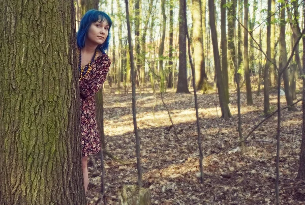 Dziewczyna Pochył Się Zza Drzewa Lesie — Zdjęcie stockowe