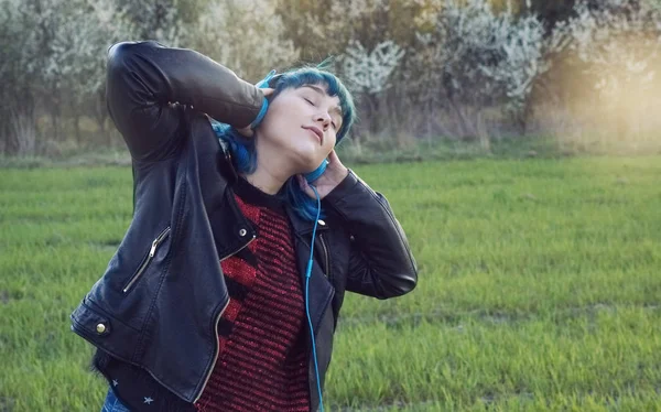 Ciekawa Dziewczyna Niebieskie Włosy Słucha Muzyki Tańce Polu — Zdjęcie stockowe