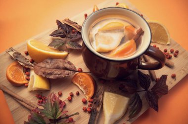 Sonbahar dekorasyonunda bir fincan çay.