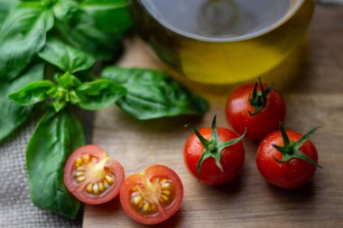 Kiraz domates fesleğen ahşap tepsi ile