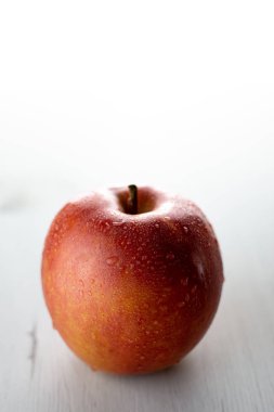 ıslak Kırmızı elma