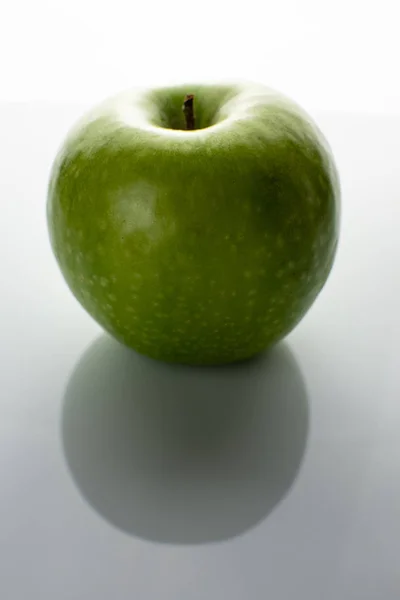 Green apple isolated — Stock Photo, Image