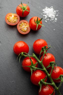 Siyah arka plan ile kiraz domates