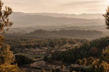 Gün batımında dağ manzarası