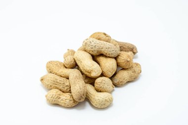 Grup fıstık yığılmış ve beyaz arka plan üzerinde izole