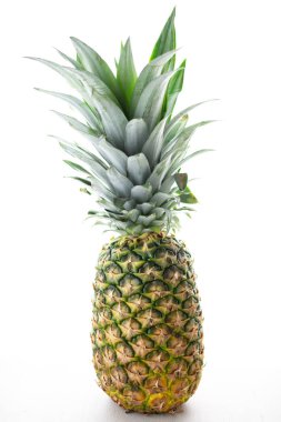Beyaz arkaplanda izole edilmiş taze ananas