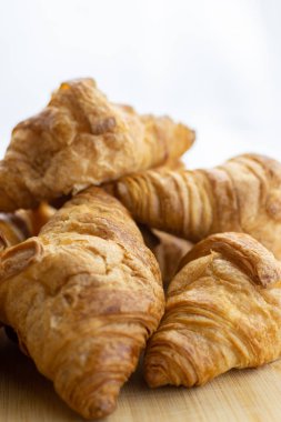 beyaz zemin üzerine taze kruvasanlar