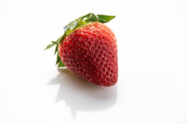 Yeşil kırmızı çilek izole bırakır